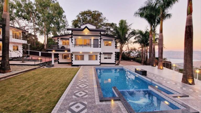 Villa with pool & yard — photo 2