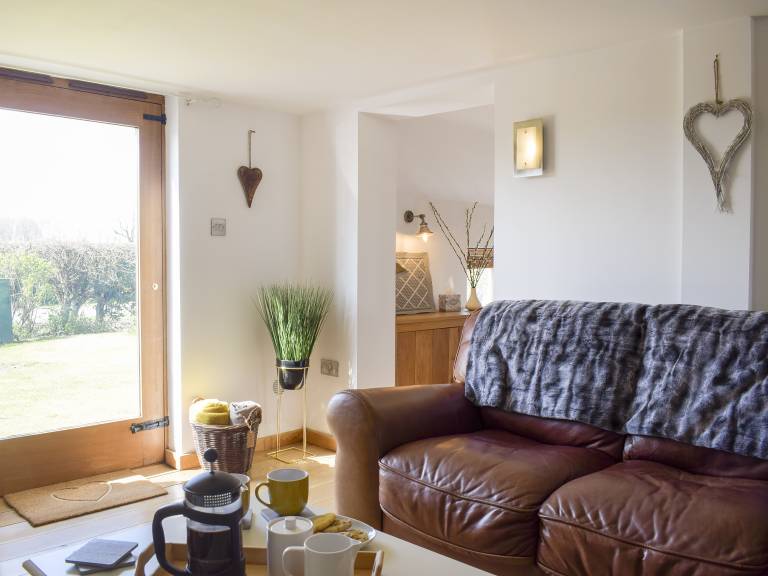 Cottage with garden — photo 4