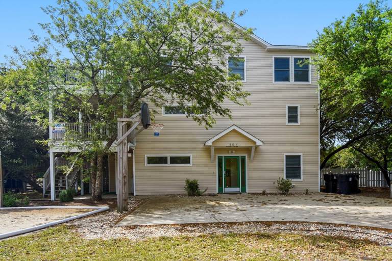 HotTub, Pool Table, Elevator! Large fenced yard, pets in Duck, NC