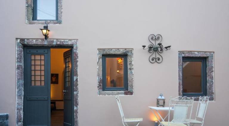 Serviced apartment with pool in Santorini