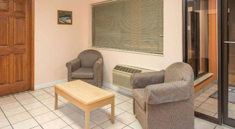 Days Inn by Wyndham Kingdom City — photo 4