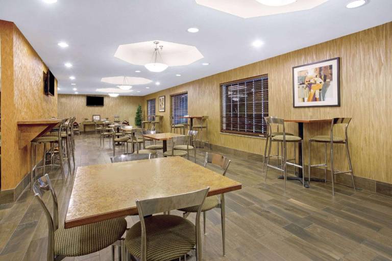 La Quinta Inn & Suites by Wyndham Dickinson — photo 5