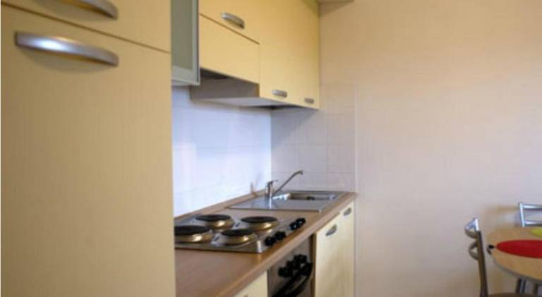 Serviced apartment with yard & patio — photo 5