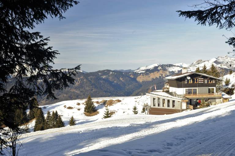 Fully equipped pleasant rental apartment with BBQ, yard & terrace | Garden view | Next to the ski | Dogs allowed in Samoëns