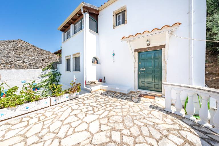 Holiday Home 'Priest's Traditional Mansion' with Sea View, Shared Terrace and Wi-Fi — photo 3