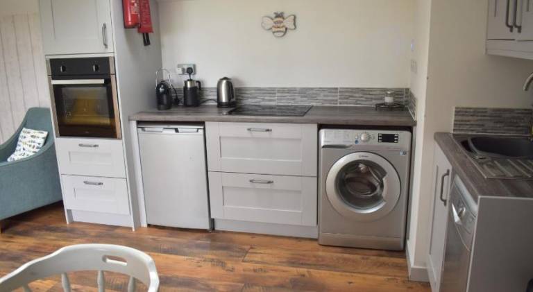 Bream Barn - sea view, woodburner, easy walk to the beach, parking, full kitchen — photo 4