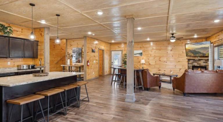 A Lodge at The Glades 12 BR Cabin Private Indoor Pool Hot Tubs Game Rooms and Theater Room — photo 3
