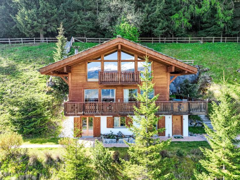 Fully equipped vacation home with barbeque, terrace & yard | Mountain view | Pet-friendly — photo 2