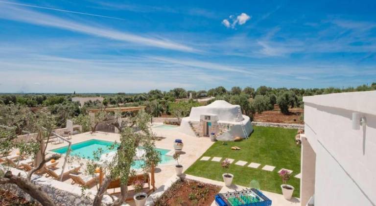 Villa with pool — photo 4