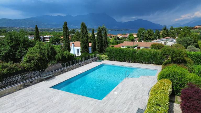 Beautiful rental apartment with pool, terrace & yard | Beach nearby | Dogs allowed in Manerba del Garda