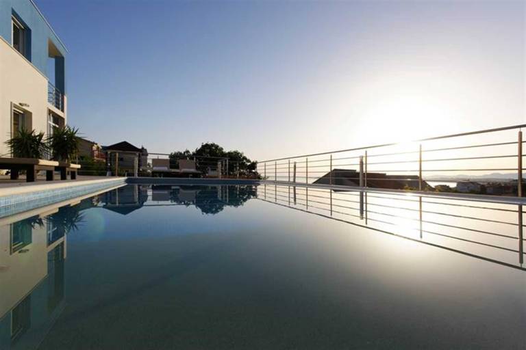 Modern 4-BR Villa for 9 with private heated pool, close to the beach — photo 3