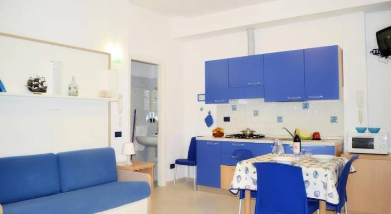 Serviced apartment with yard & patio — photo 5