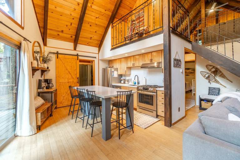 Family-oriented beautiful apartment with fast internet & barbeque | Mountain view | Pets are welcome — photo 3
