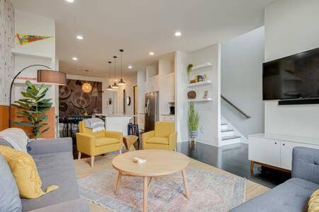 5 Mins to Belmont and Vandy, Rooftop Deck, Garage, 4 Bedroom Home with Rooftop and Grill, 10 Mins to — photo 2