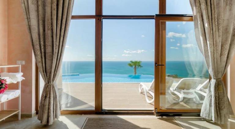 Fully equipped villa with garden, patio & private pool | Suitable for remote work | Pets allowed — photo 3