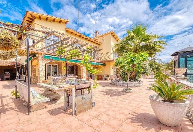 Villa with private pool, garden & grill | Garden view — photo 5