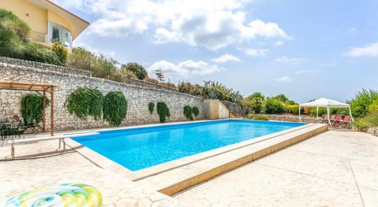Villa with pool & hot tub | Pet-friendly — photo 4