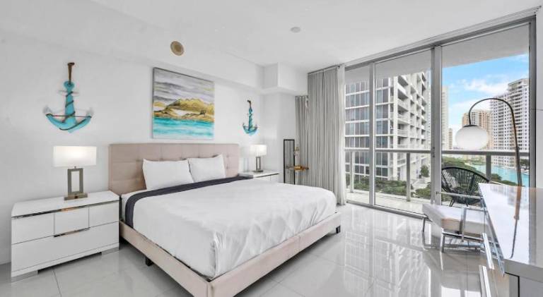Beautiful rental apartment with hot tub & pool | Near Bayfront Park | Pet-friendly — photo 2