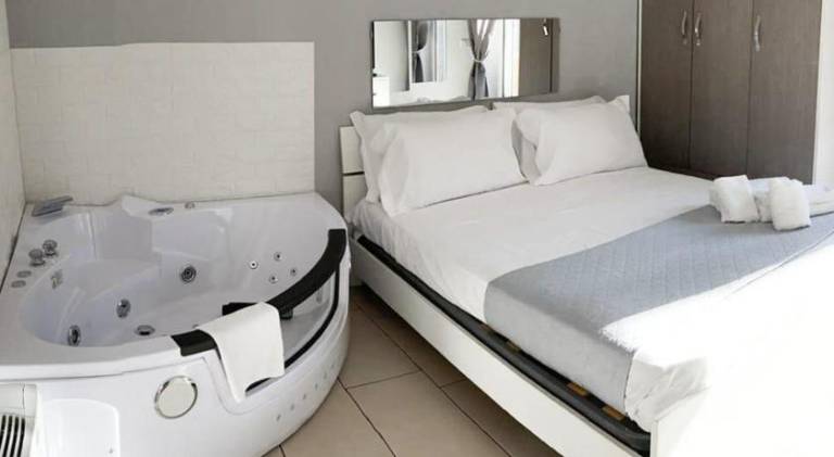 De Gasperi House- Elegante appartamento, con terrazza, nel cuore di Napoli in Naples