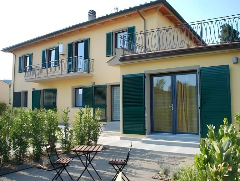 Farm with yard, pool & grill in Vinci