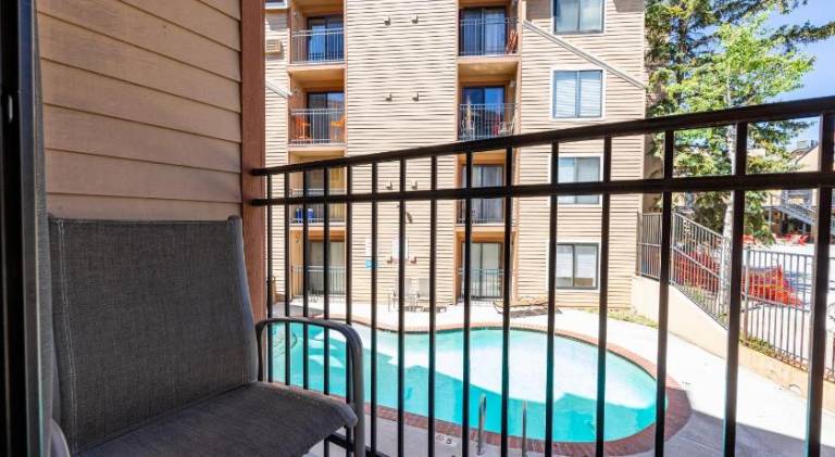 Great Location, Sleeps 4, 5 min drive to Ski & Bike Access, Shared Pool! — photo 5