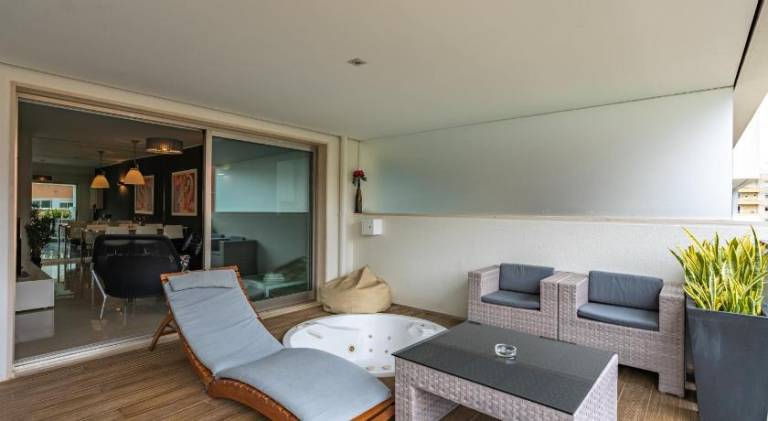 Apartment with hot tub & pool — photo 2