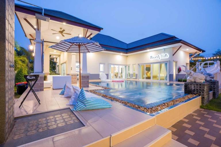 Vacation home with pool & barbeque in Sattahip