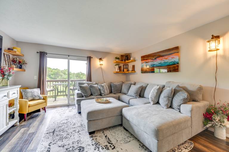 Mtn-View Gem w/ Hot Tub Access: Branson Condo — photo 4