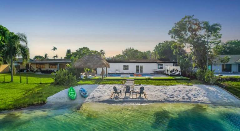 Vacation home with pool in Aventura, FL