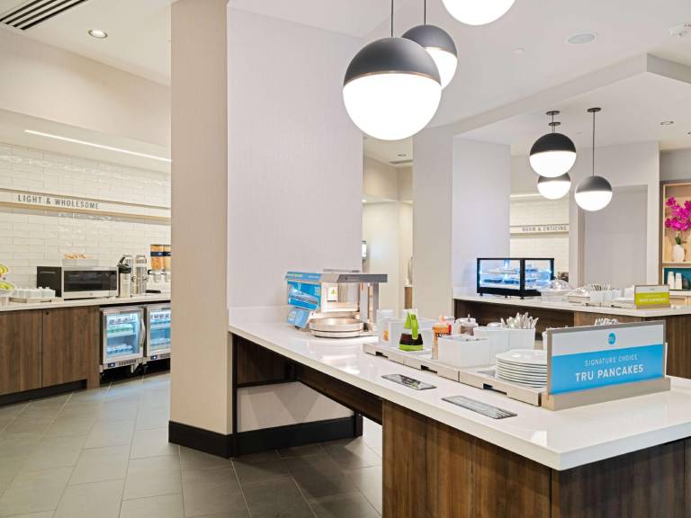Tru by Hilton Atlanta Airport College Park — photo 3