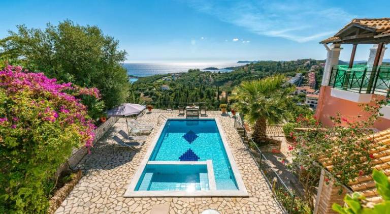 Charming holiday apartment with pool, yard & terrace | Next to the beach | Dogs allowed in Igoumenitsa
