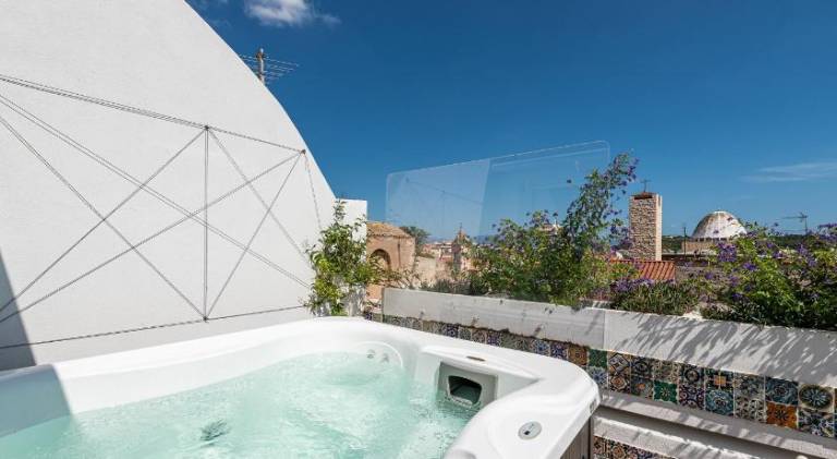 Vacation home with jacuzzi & terrace — photo 3