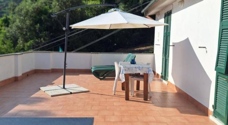 Rental apartment with terrace & yard — photo 4