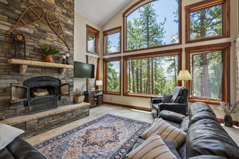 Hot tub, Pet Friendly, Big Deck & Forest Views! — photo 4