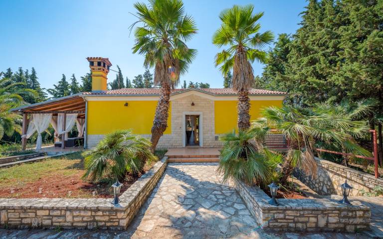 House with yard, patio & private pool — photo 2