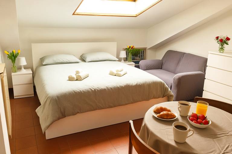 Piccolo attico accogliente con Terrazza e WiFi Gratuito