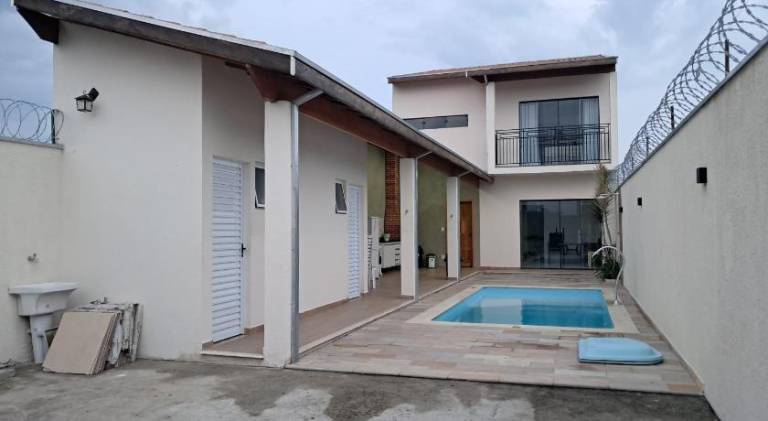 Vacation home with pool — photo 4