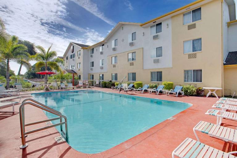 Super 8 By Wyndham Clearwater - St. Petersburg Airport — photo 2