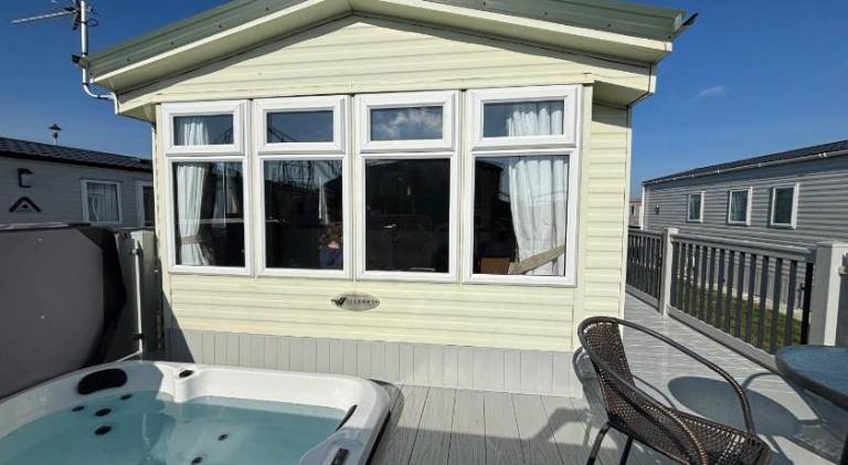 Sunnymede - B8 on Fantasy Island caravan with hot tub, WiFi, pet friendly - Meadow Lakes Caravan & L in Skegness