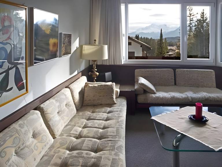 Serviced apartment with pool, garden & patio — photo 2
