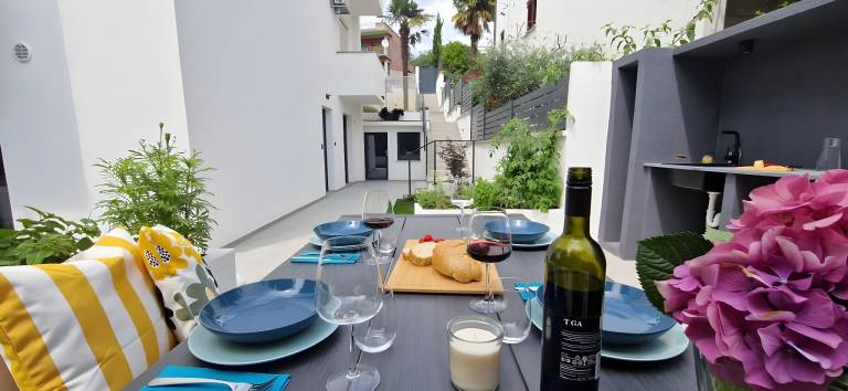 Rental apartment with terrace, yard & grill — photo 3