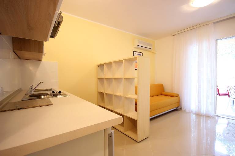 Holiday apartment with garden, patio & BBQ — photo 3