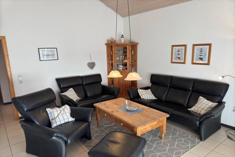 House with patio & yard — photo 3