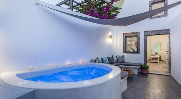 Villa with private pool, jacuzzi & terrace | Pets allowed in Santorini