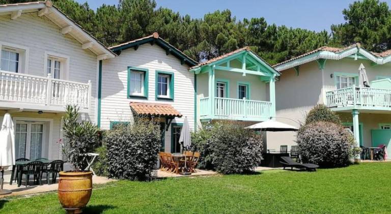 Vacation home with pool in Lacanau