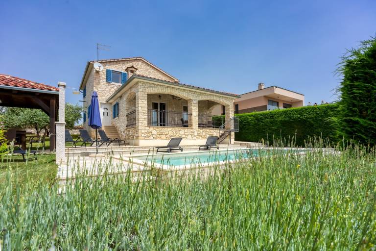 Villa with terrace, private pool & yard — photo 5