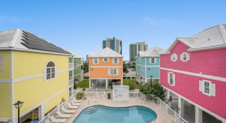 Big vacation home with pool | Beach nearby | Pets are welcome — photo 4