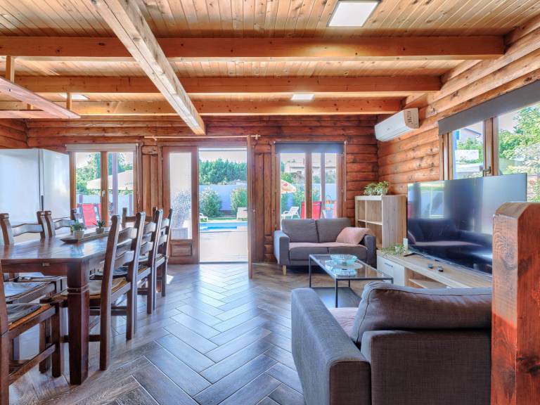 Fully equipped vacation home with terrace, yard & private pool | Pets are welcome — photo 3