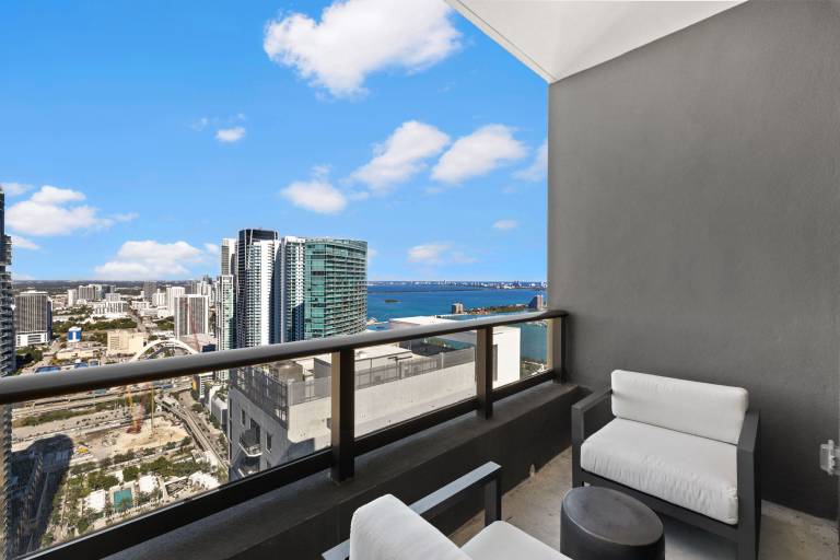 Luxury 48FL Condo w FREE Parking
