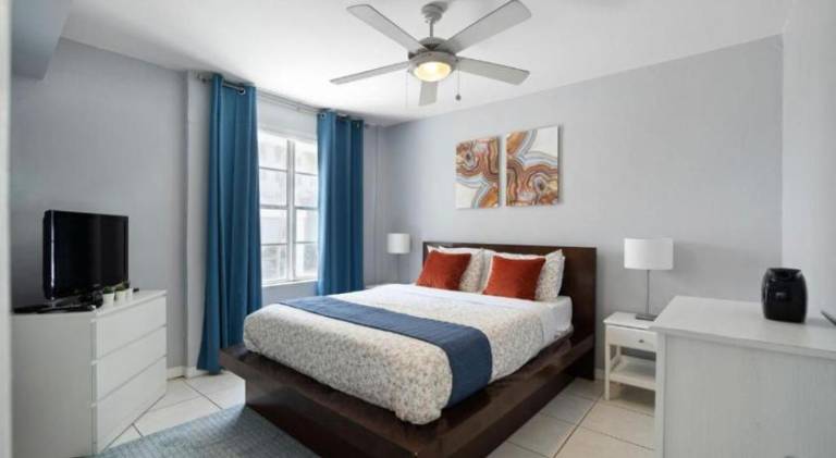 South Beach Luxury, 2 Bedroom, Across from Beach — photo 2